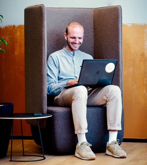 Data specialist aan het werk